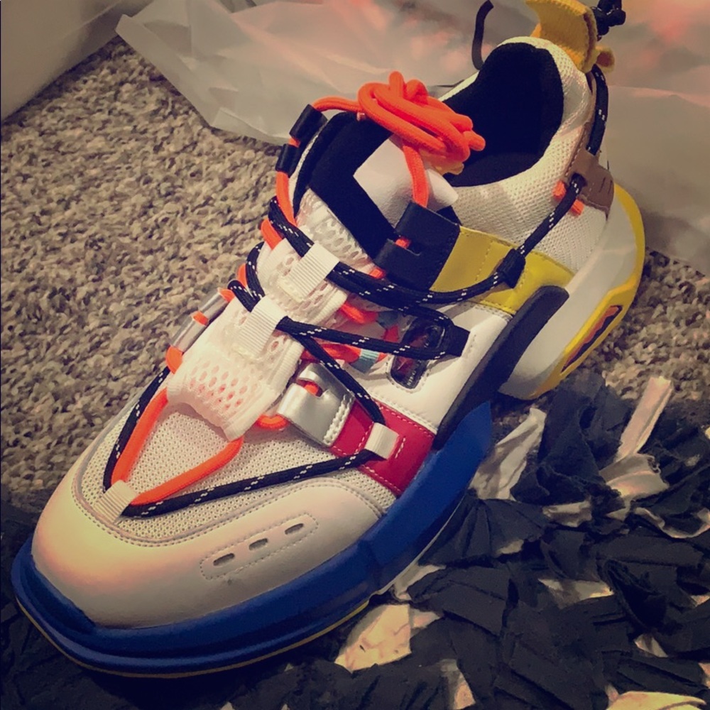 Brand New Sneakers ! Never worn.